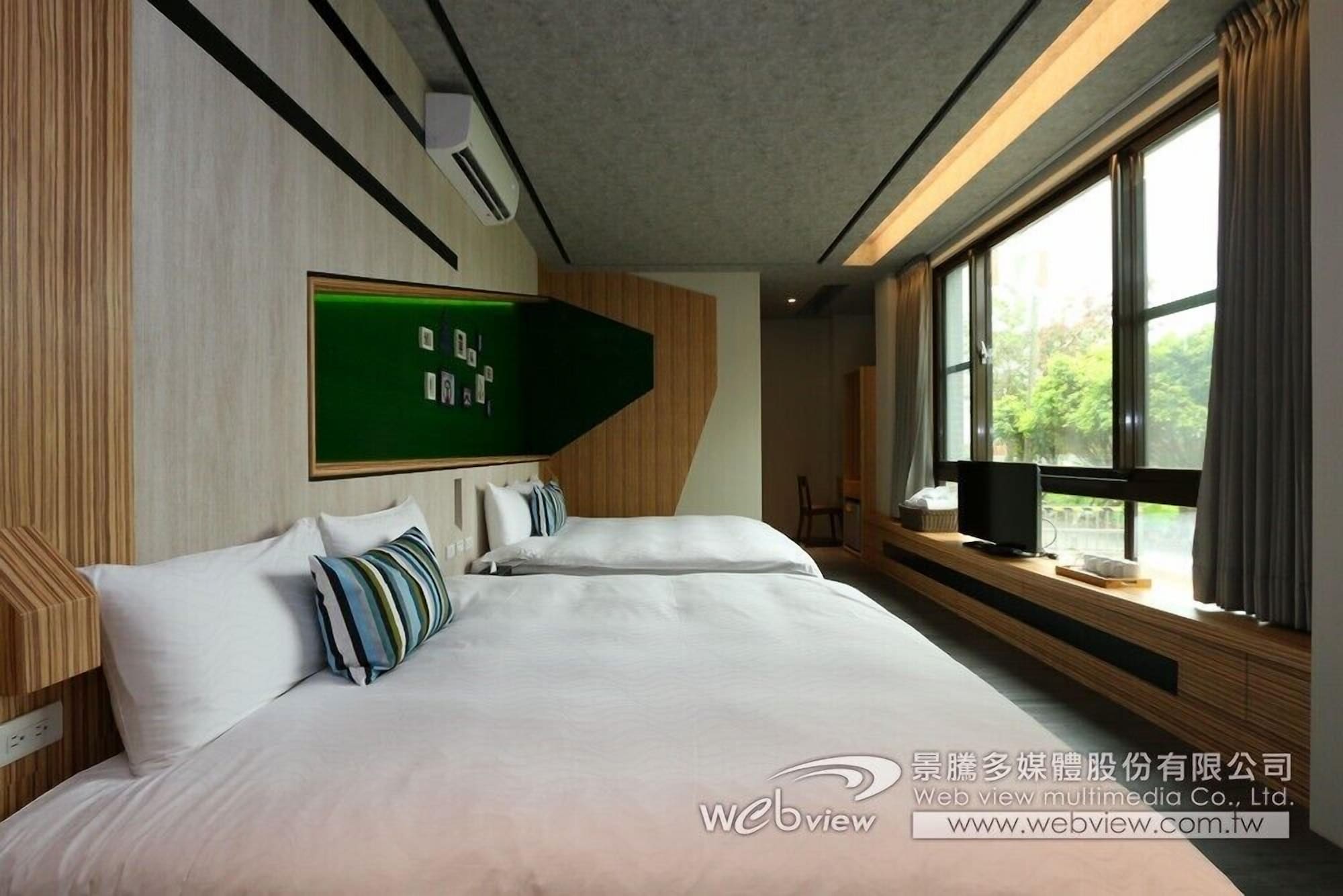 ECONOMY, QUADRUPLE, 2 QUEEN BEDS