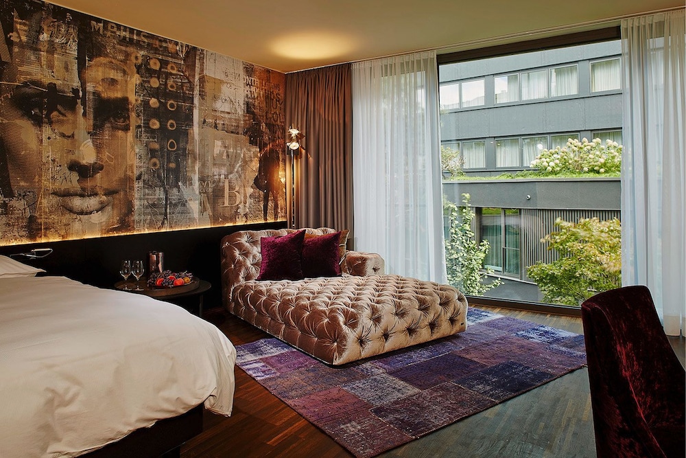 Savoy Hotel 4/33