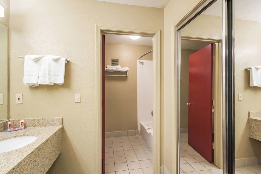 Econo Lodge Inn and Suites I-35 at Shawnee Mission 9/32