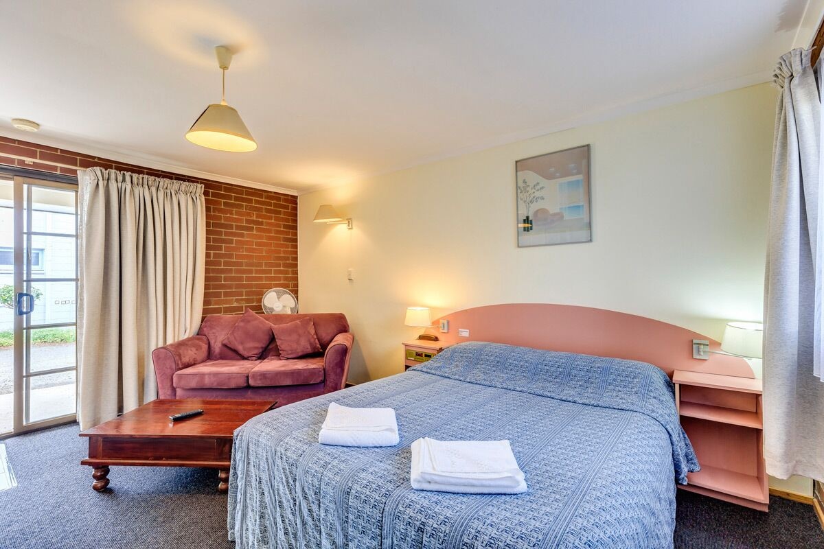 EXECUTIVE, QUEEN BED