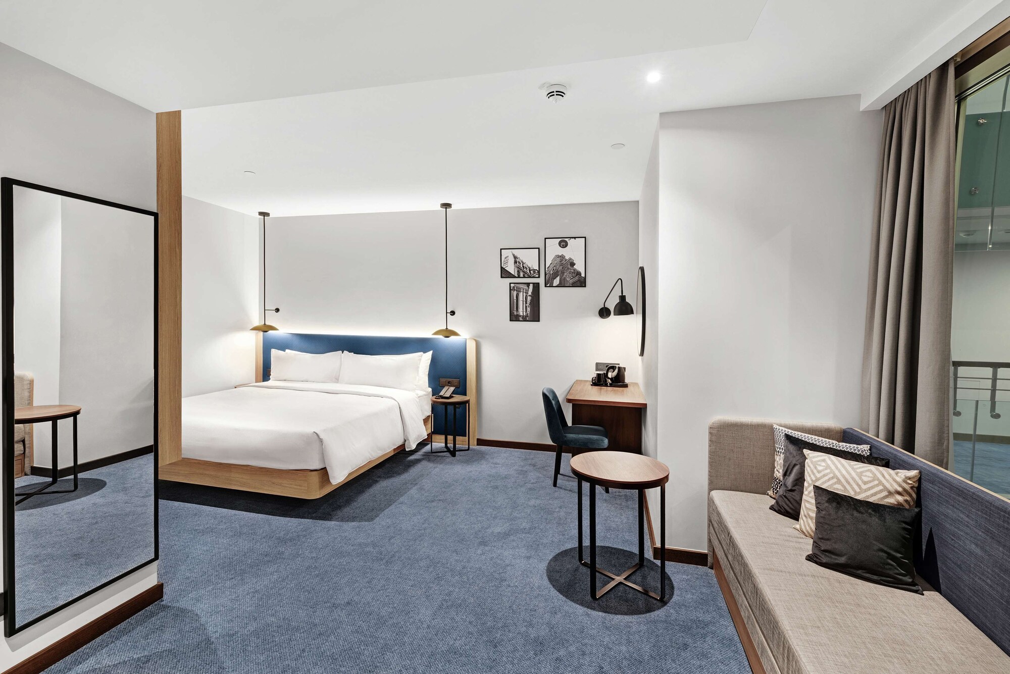 Family, King Bed, Atrium View, Sofa، Hilton Garden Inn Riga Old Town 3/5