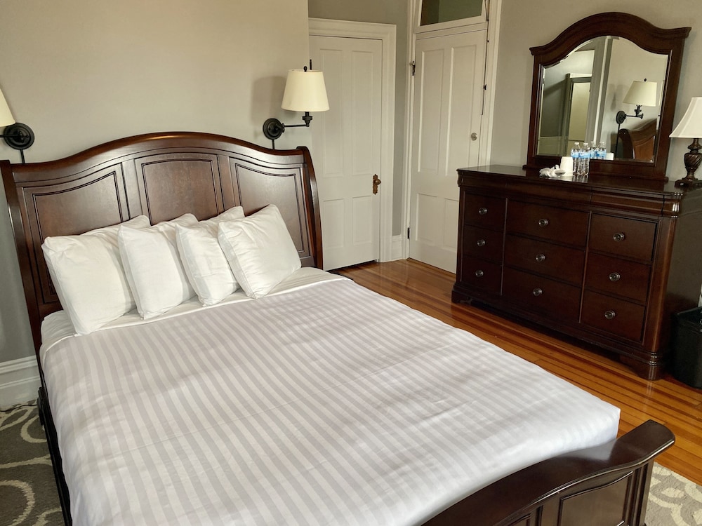 Captain Wohlt Inn Bed Breakfast 23/76