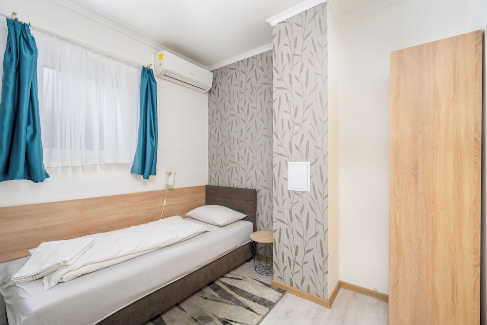 ROOM, SINGLE