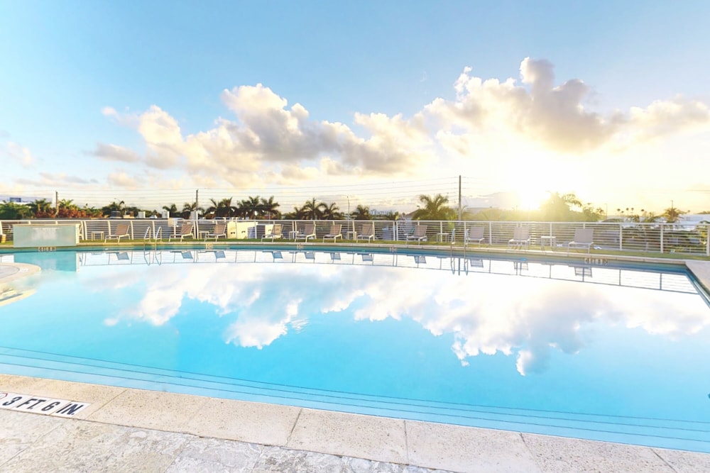Nuvo Suites Hotel - Miami / Doral 25/50