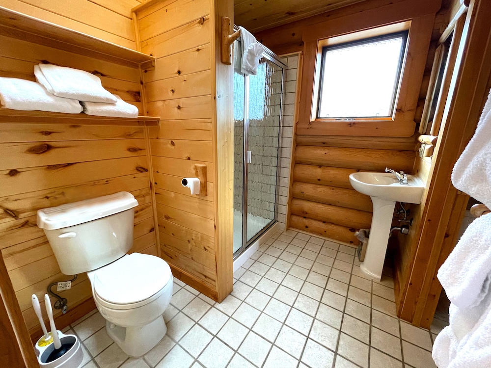 Beartooth Hideaway Inn and Cabins 51/56