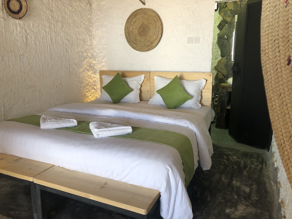 Room at Sama Al Khutaim-Heritage Home, AL HAMRA