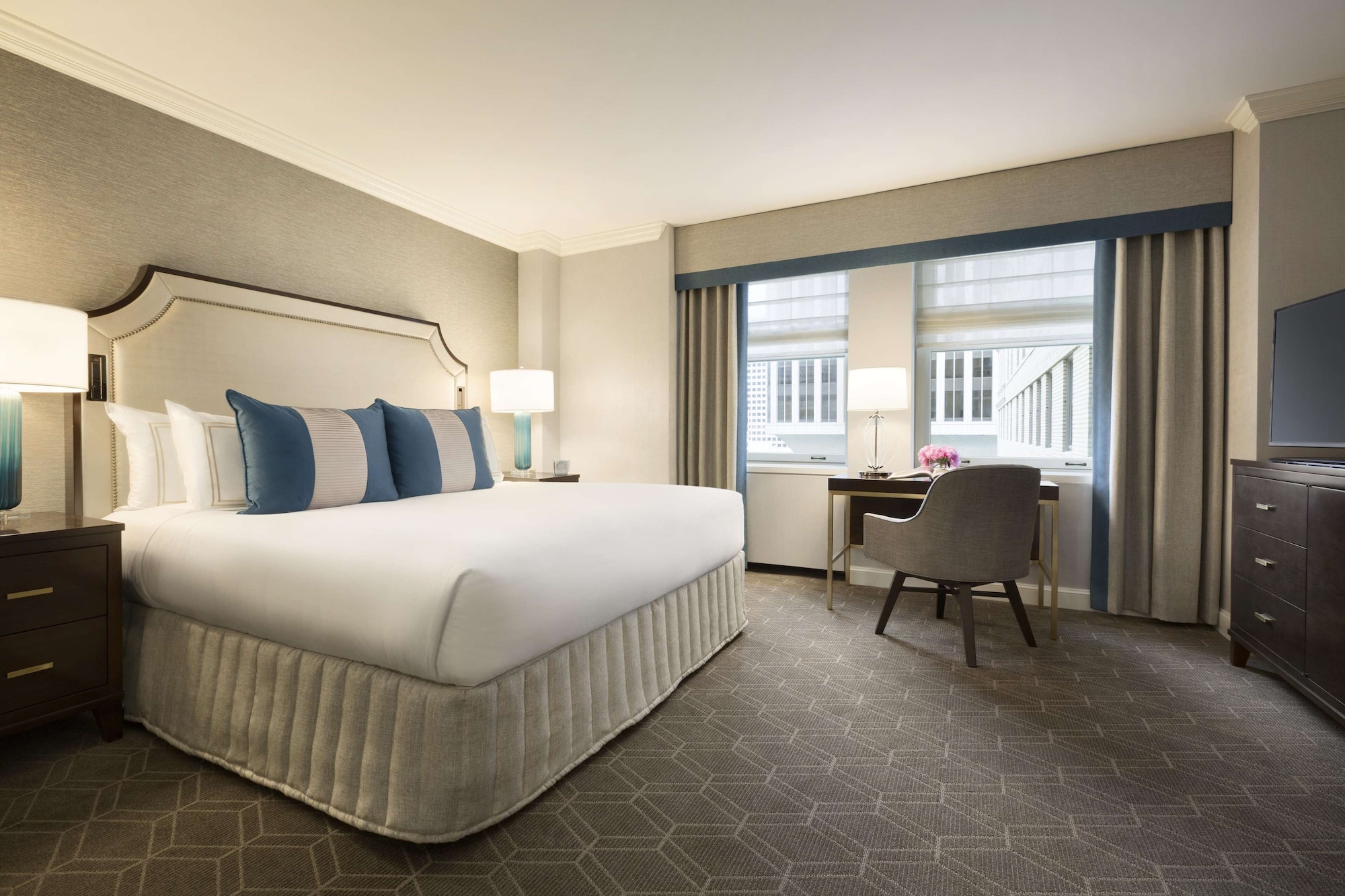 1 BEDROOM, SUITE, KING BED, CITY VIEW, SOFA