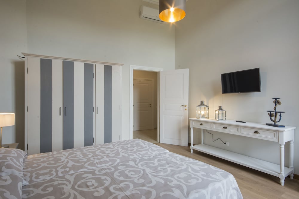 Iris Apartments 7/25