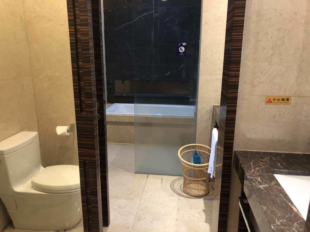 Estay Residence Poly World Trading Center 63/64
