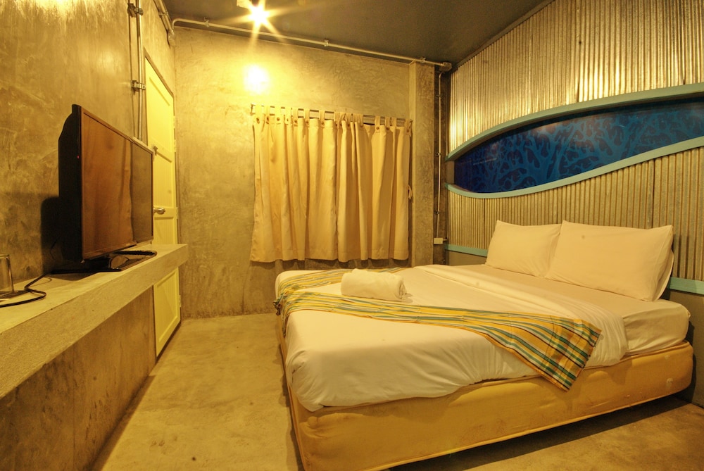 Seabox Khaolak Hostel 10/28
