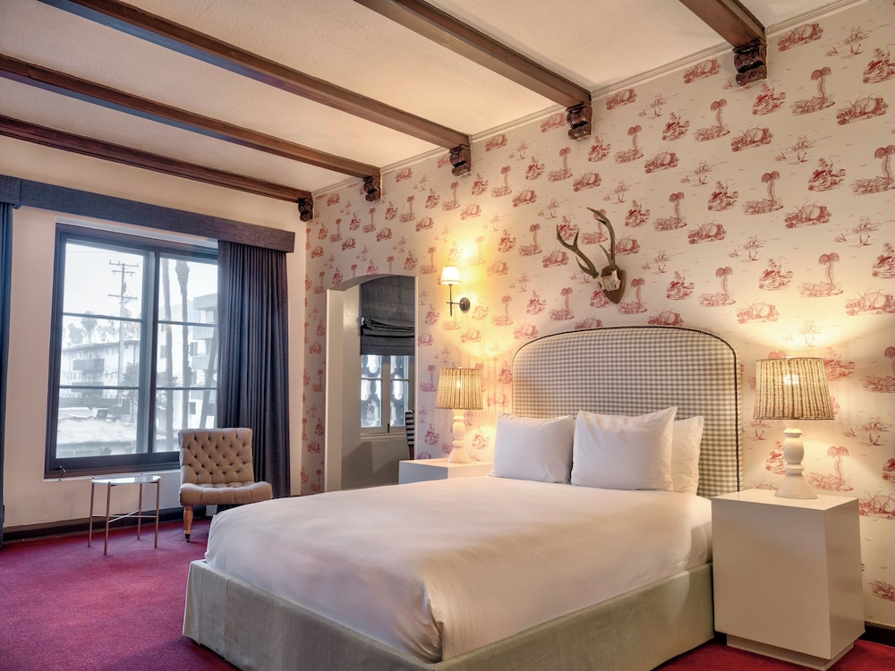 GRAND, STUDIO, QUEEN BED