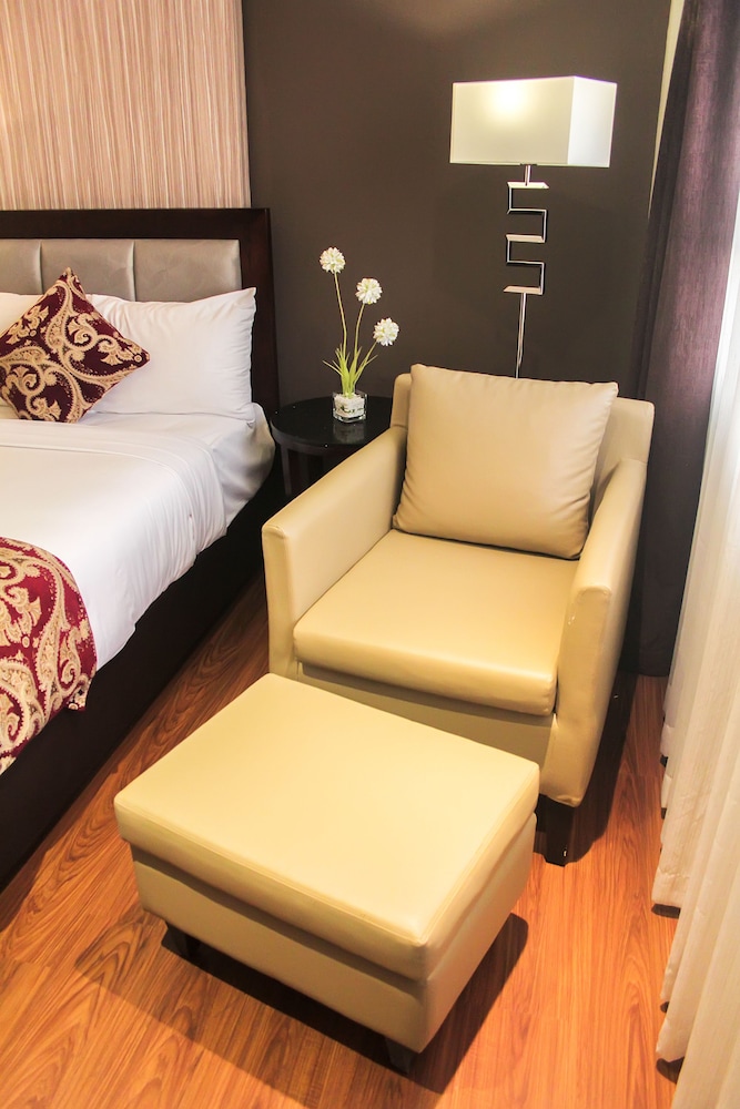 Brentwood Suites 18/38