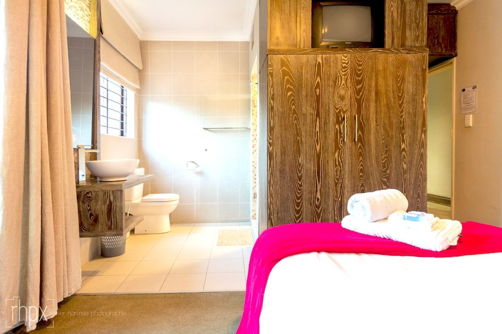 OR Tambo Guest House 28/49
