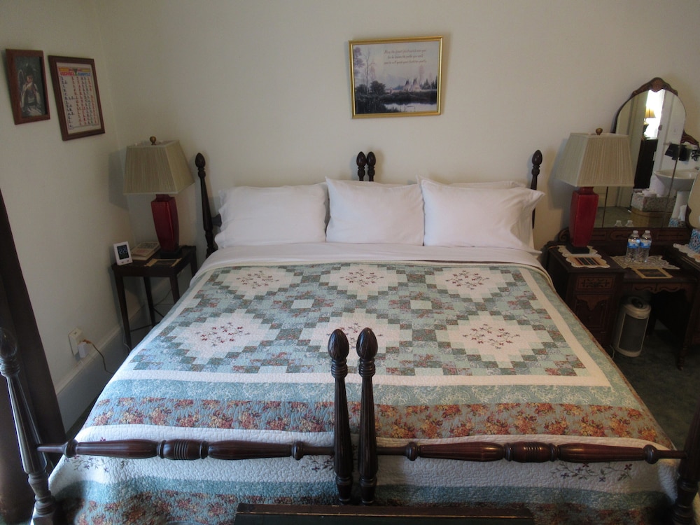 Carrier Houses Bed and Breakfast 25/60