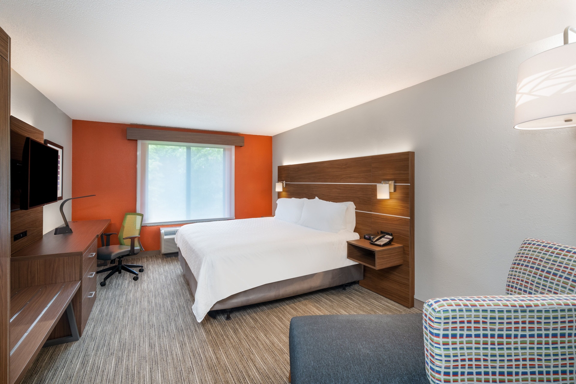 جناح بسرير كينج بغرفة نوم واحدة مع أريكة