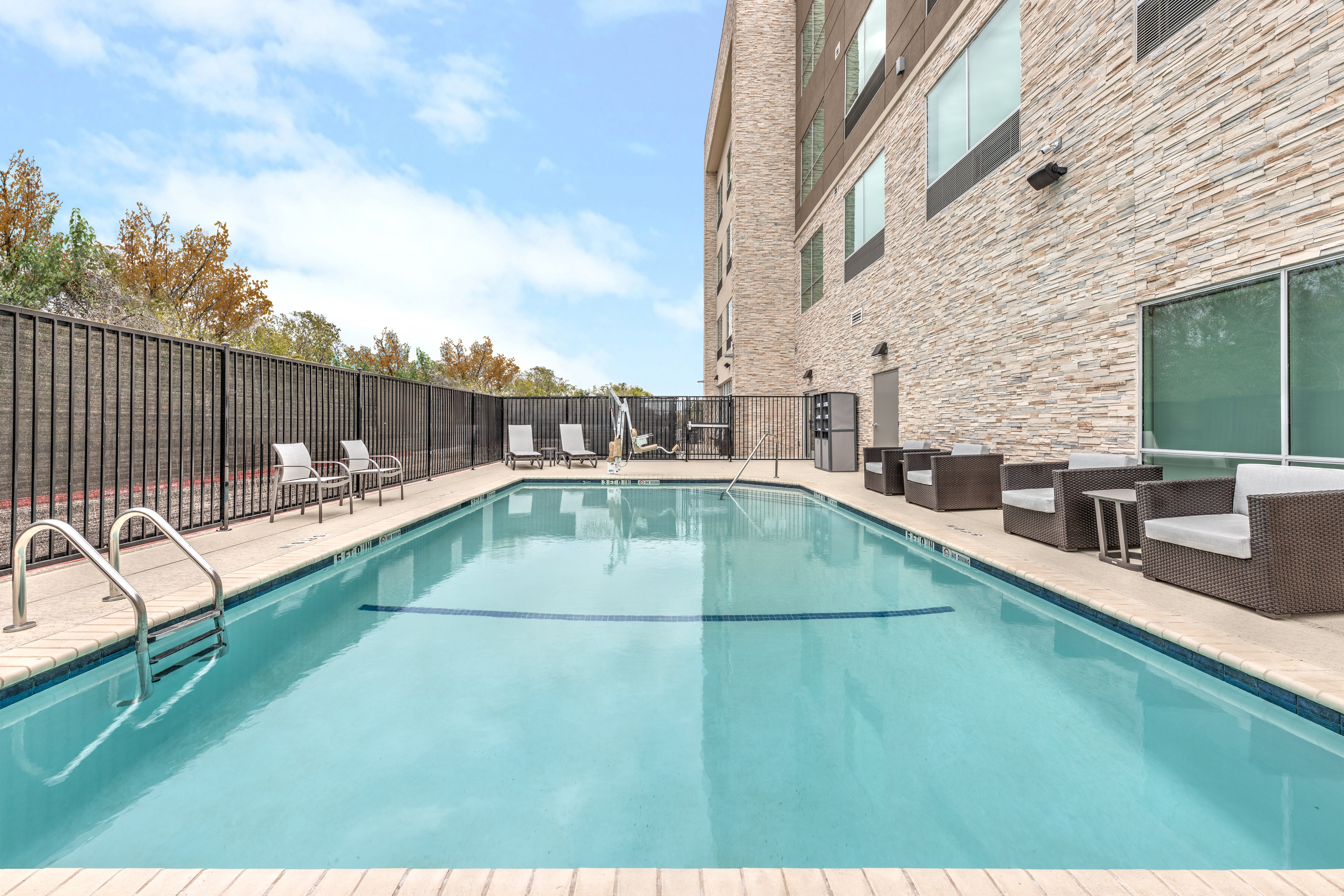 Holiday Inn Express & Suites Austin Airport East 26/44