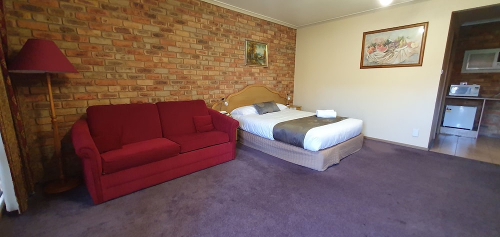 PINES COUNTRY CLUB MOTOR INN 8/31