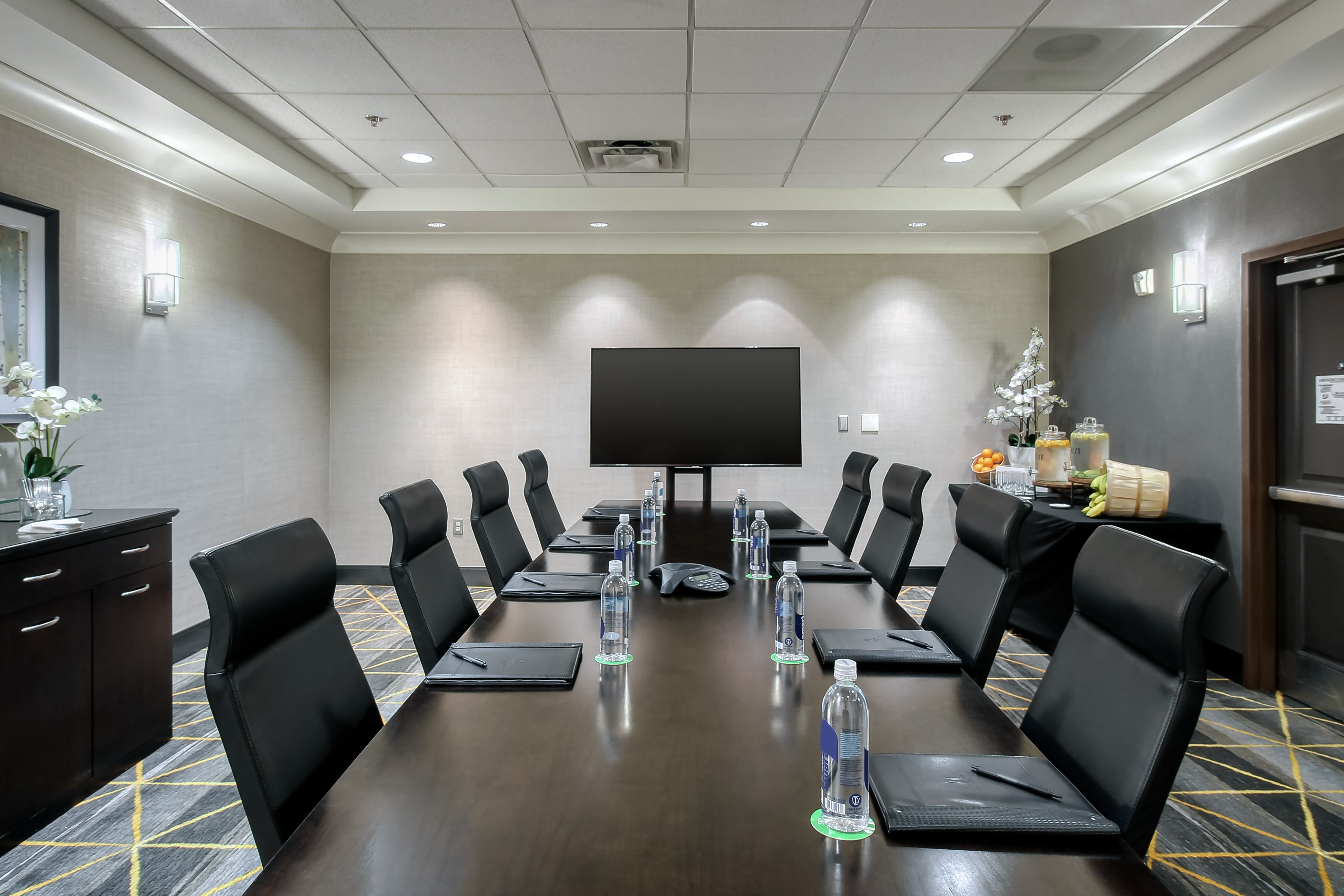 Holiday Inn Hotel Suites Atlanta Airport North 25/42