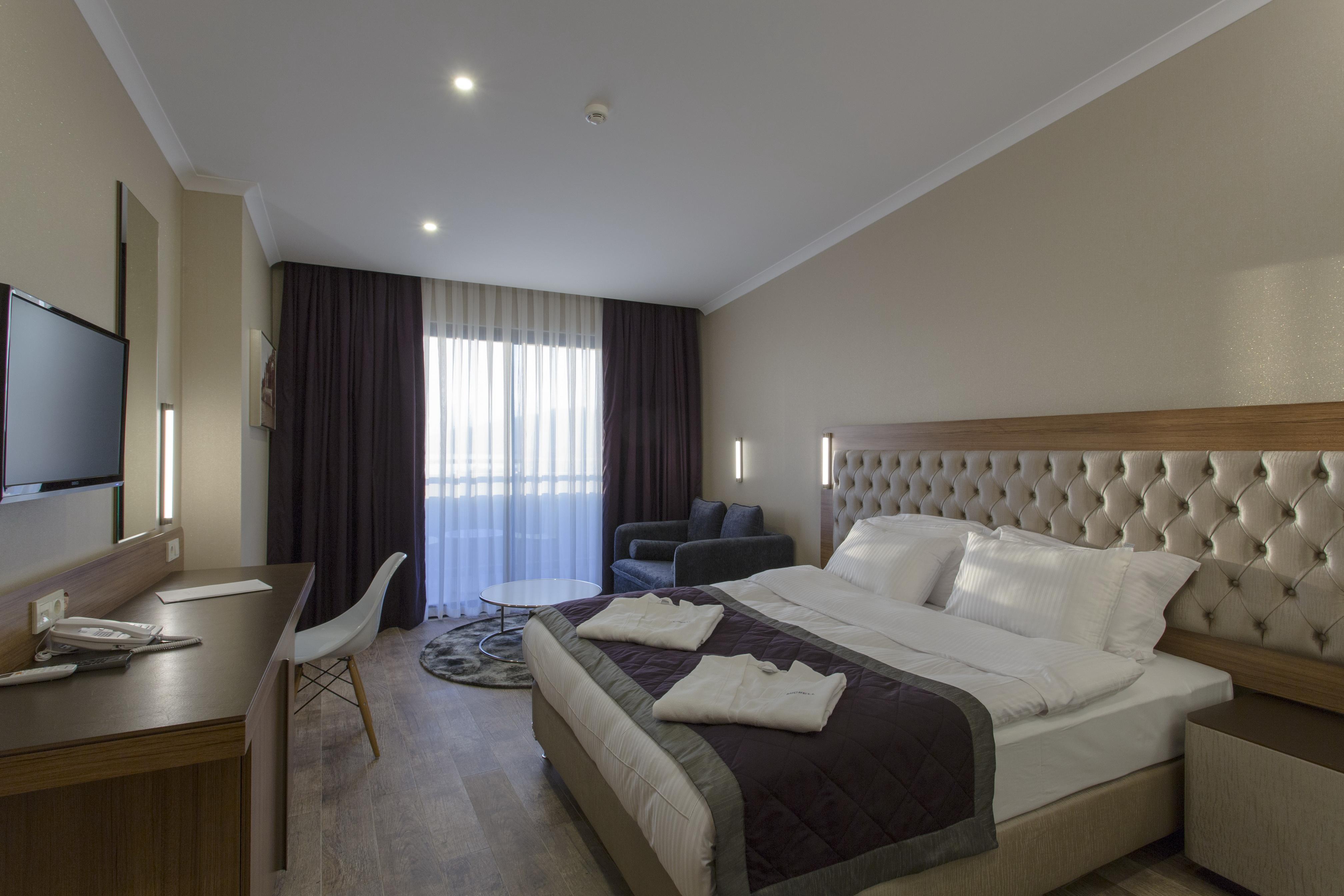 Standard, Double Bed, Side Sea View