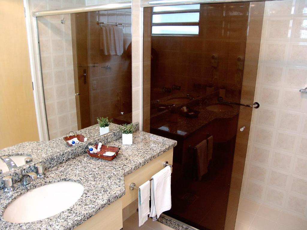 غرفة فاخرة بسرير مزدوج أو سريرين منفصلين