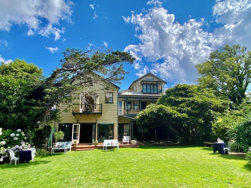 LEURA HOUSE 58/65