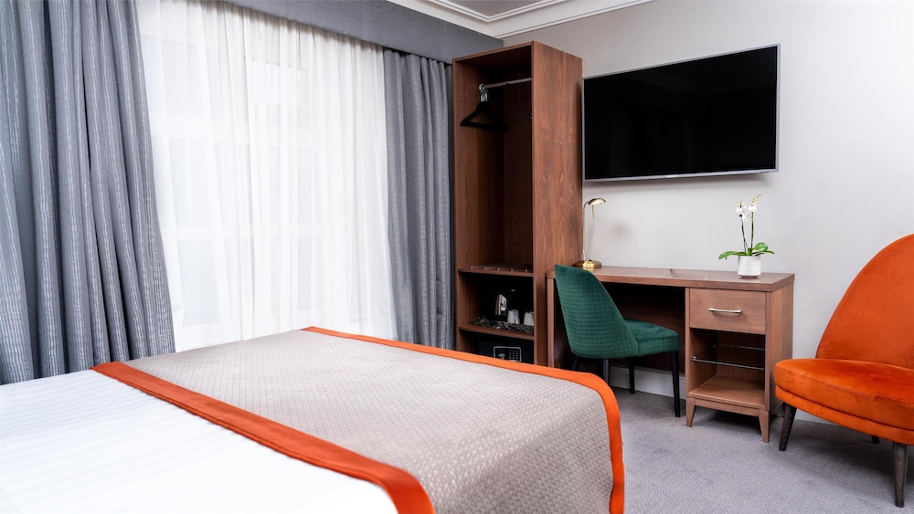 ROOM, DOUBLE BED