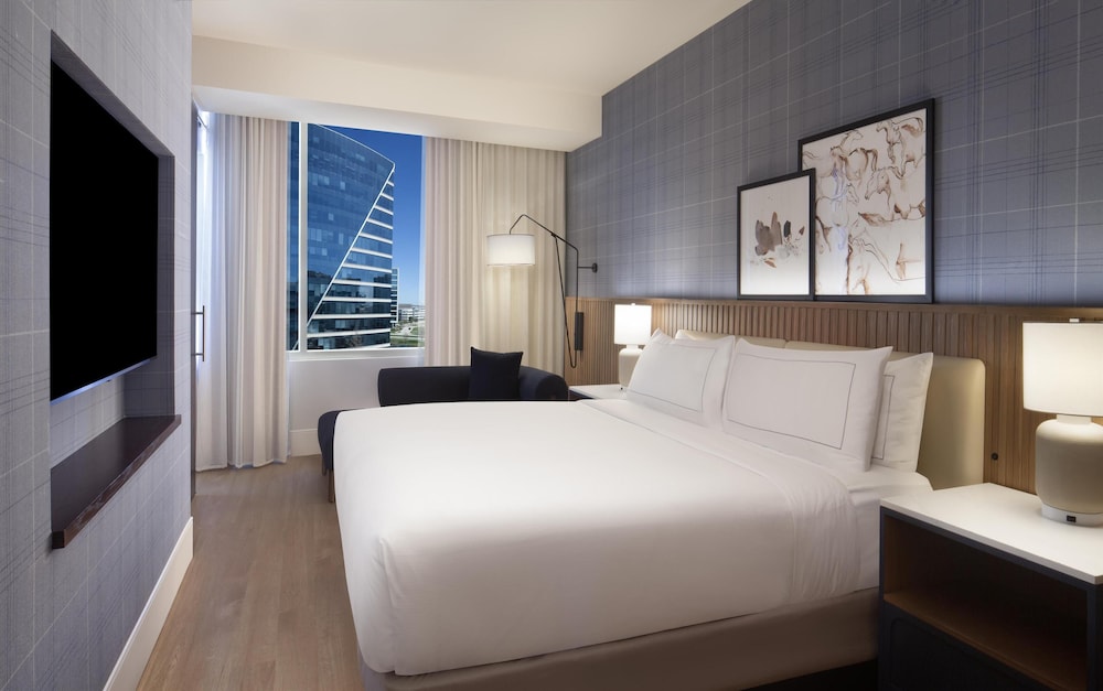 Junior Suite, Deluxe, King Bed, Accessible