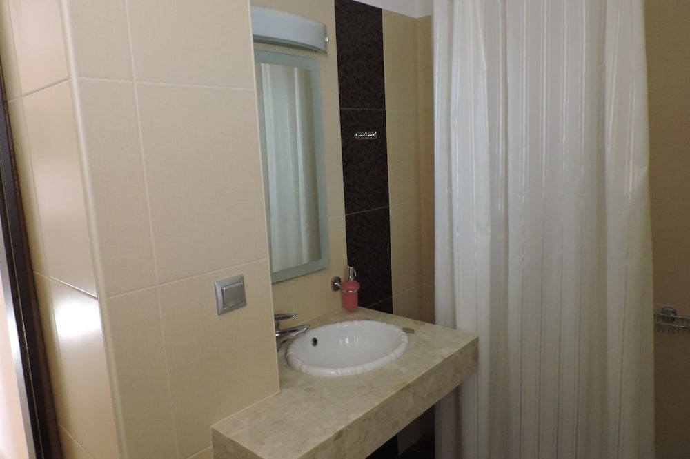 GOLDEN ROSE SUITES 59/62