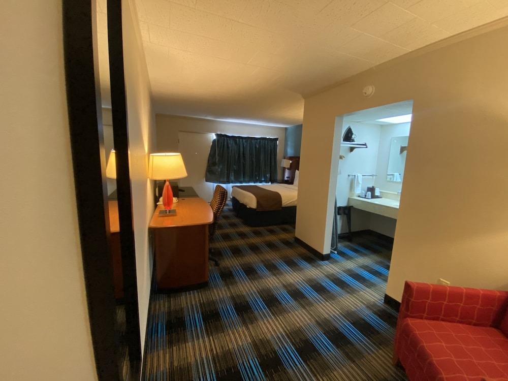 Days Inn Suites By Wyndham St Ignace Lakefront 33/50