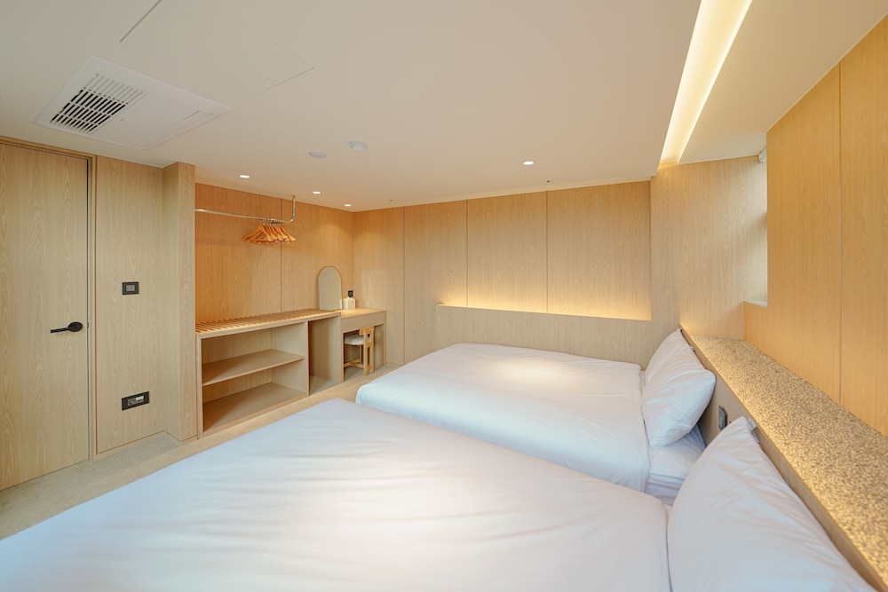 UH Suite The Coex 19/50