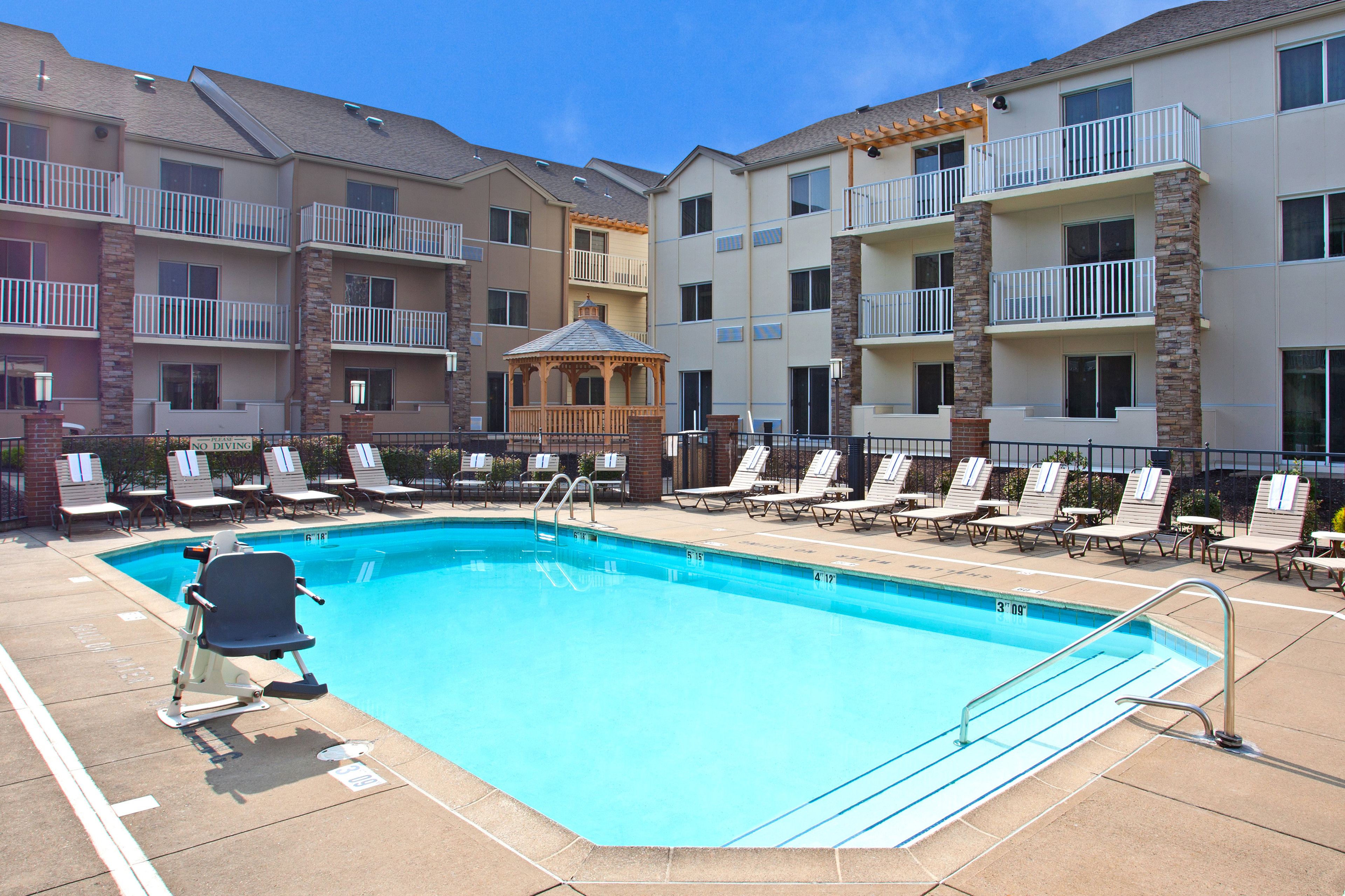 Holiday Inn Express Hotel And Suites Pittsburgh Airport 63/64