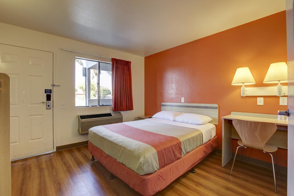 Motel6 Bellflower, CA - Los Angeles 12/65