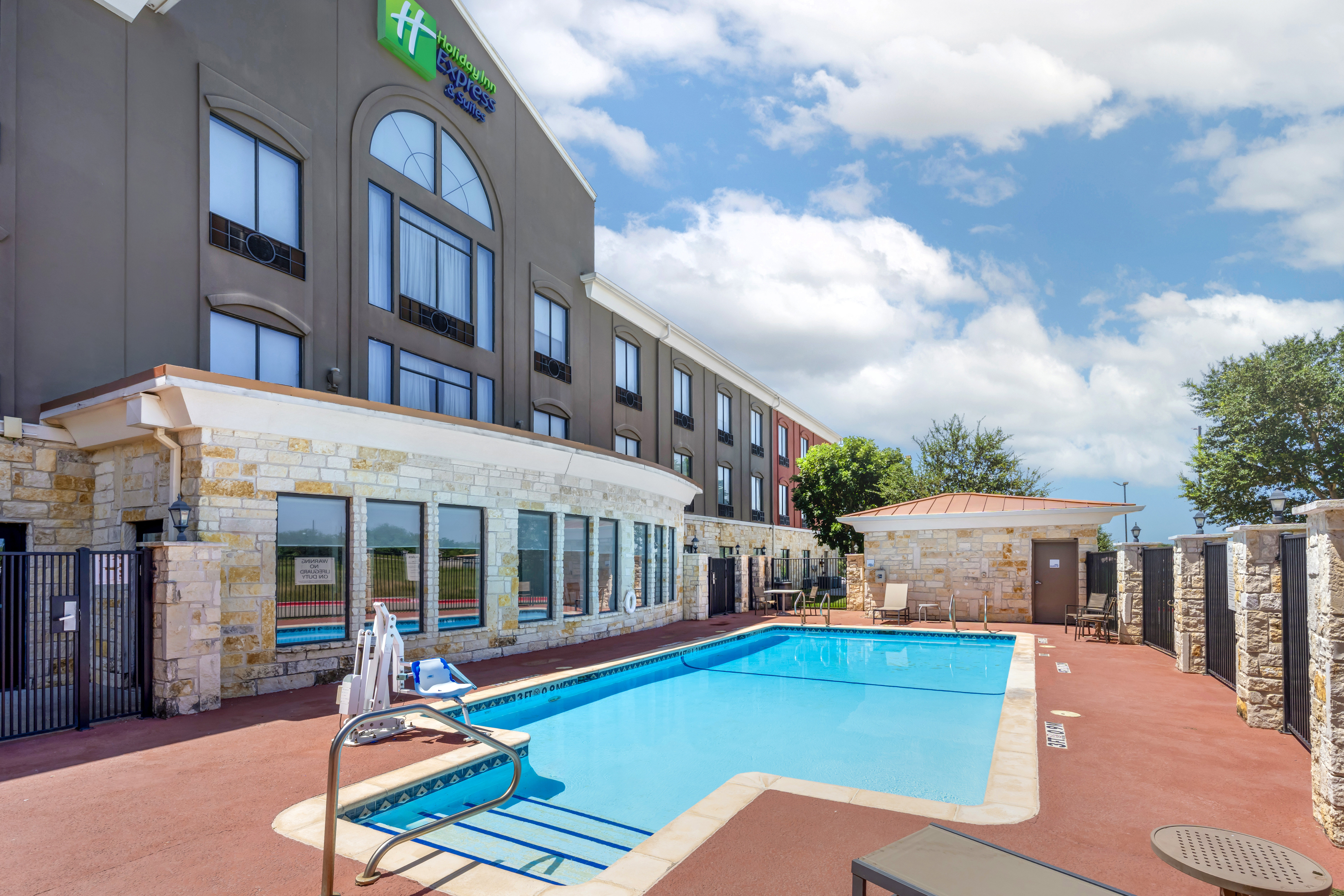 Holiday Inn Express Suites Beeville 70/76