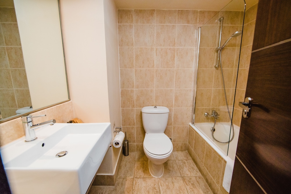 غرفة سوبيريور بإطلالة على المسبح بشرفة، Napa Plaza Hotel-Adults Only 2/2