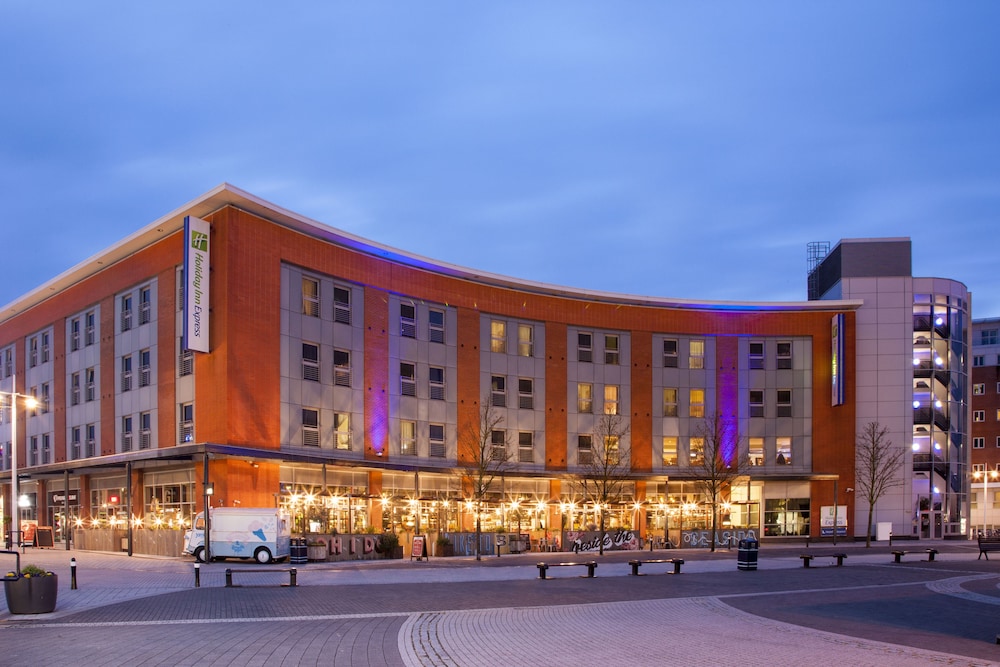 Holiday Inn Express Portsmouth Gunwharf Quays 7/56