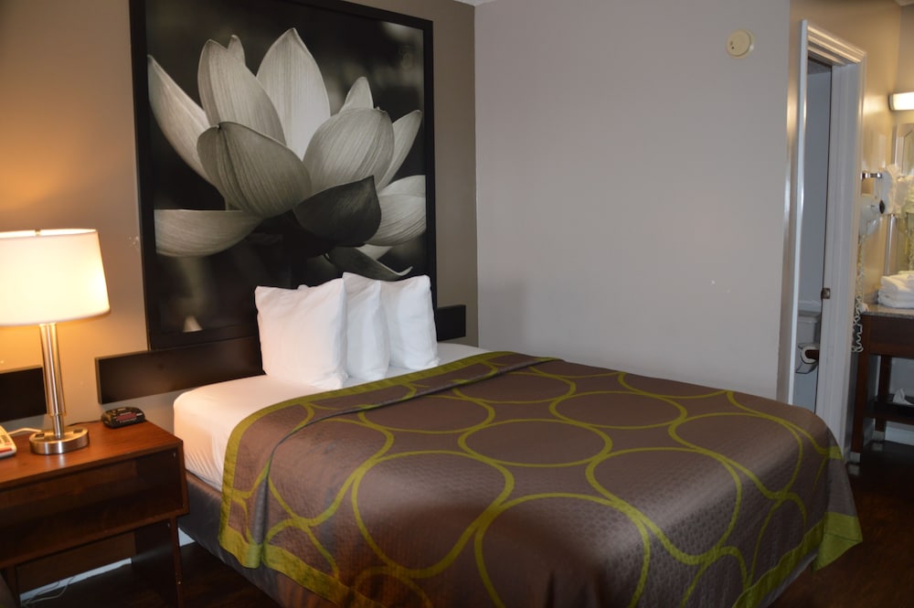 Super 8 By Wyndham Madison 18/33