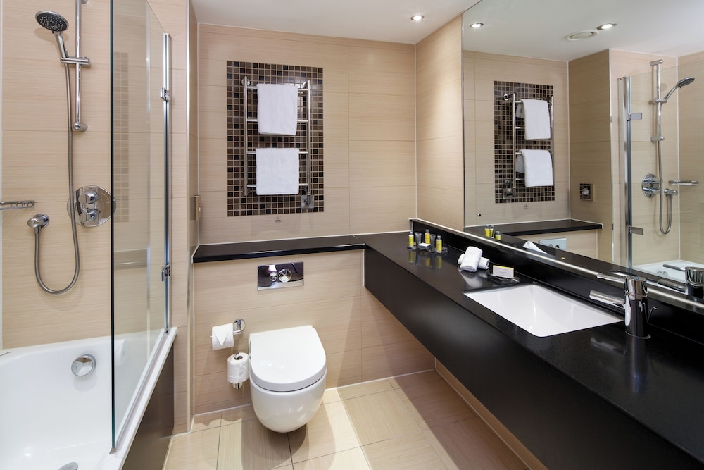 غرفة سوبيريور بسرير كينج، Delta Hotels by Marriott Cheltenham Chase 3/3