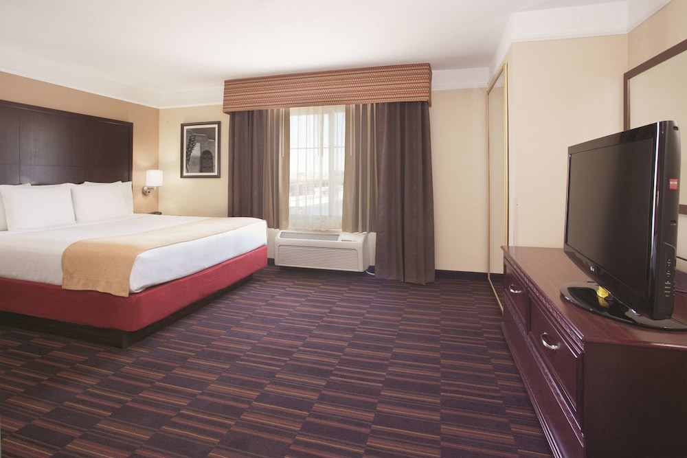 La Quinta Inn & Suites by Wyndham Albuquerque Midtown 17/57
