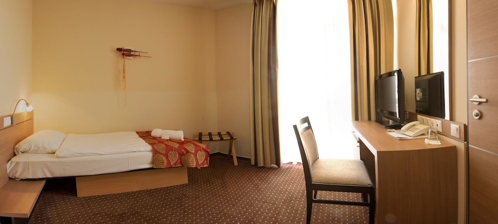 CE Plaza Hotel 4/33