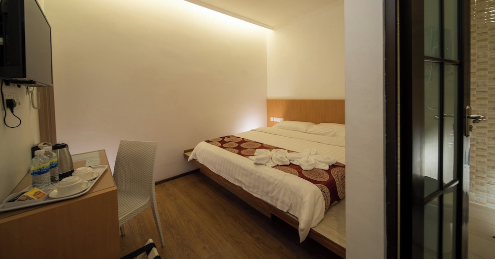 1 Million Hotel 20/75