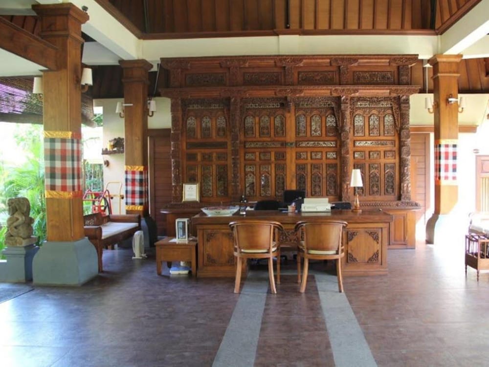 BESAKIH BEACH HOTEL 43/67