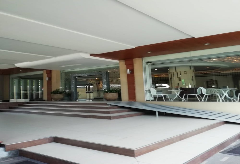 The Legacy Hotel 4/50