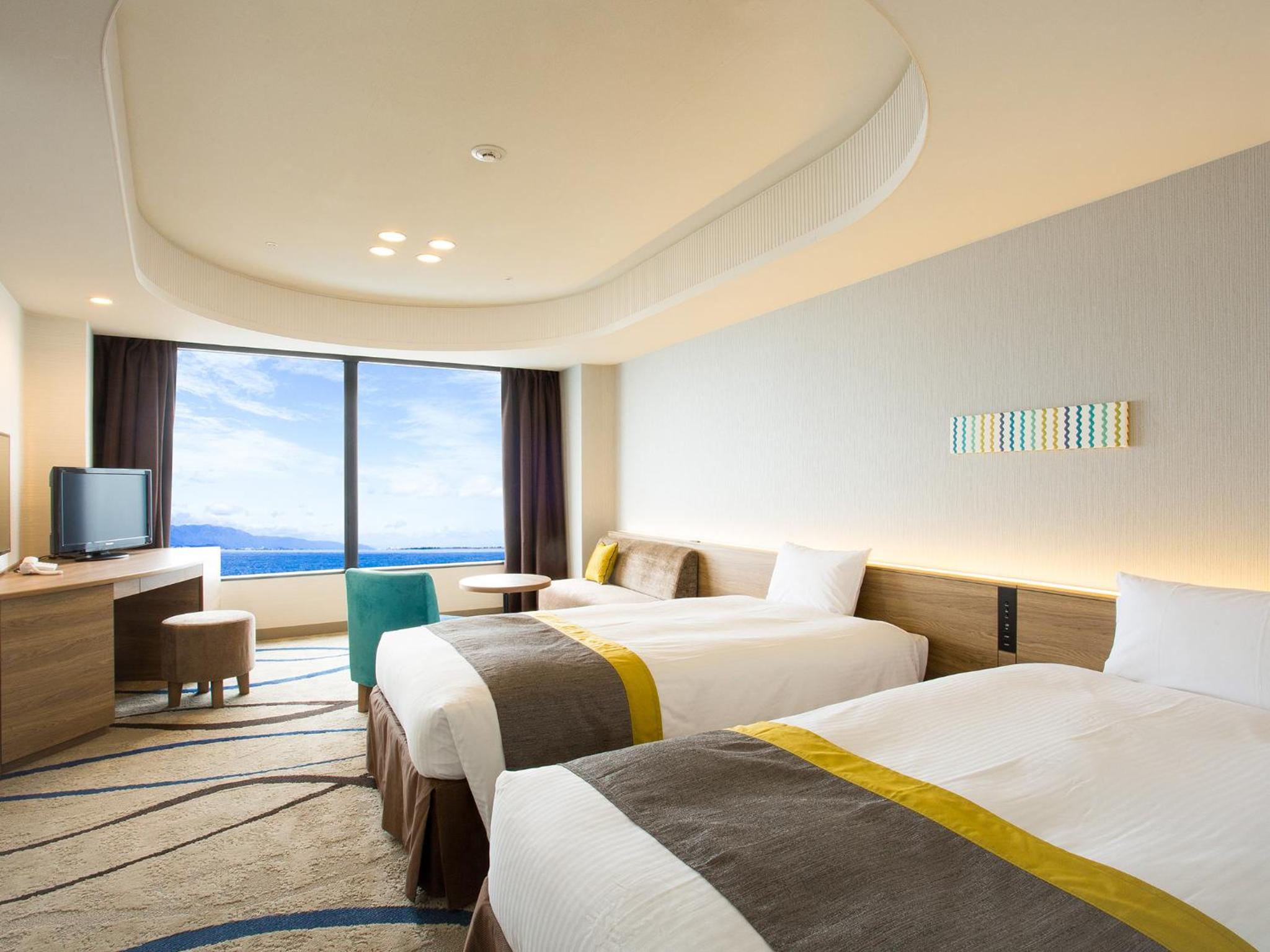 Superior, Twin Beds, Pool Access