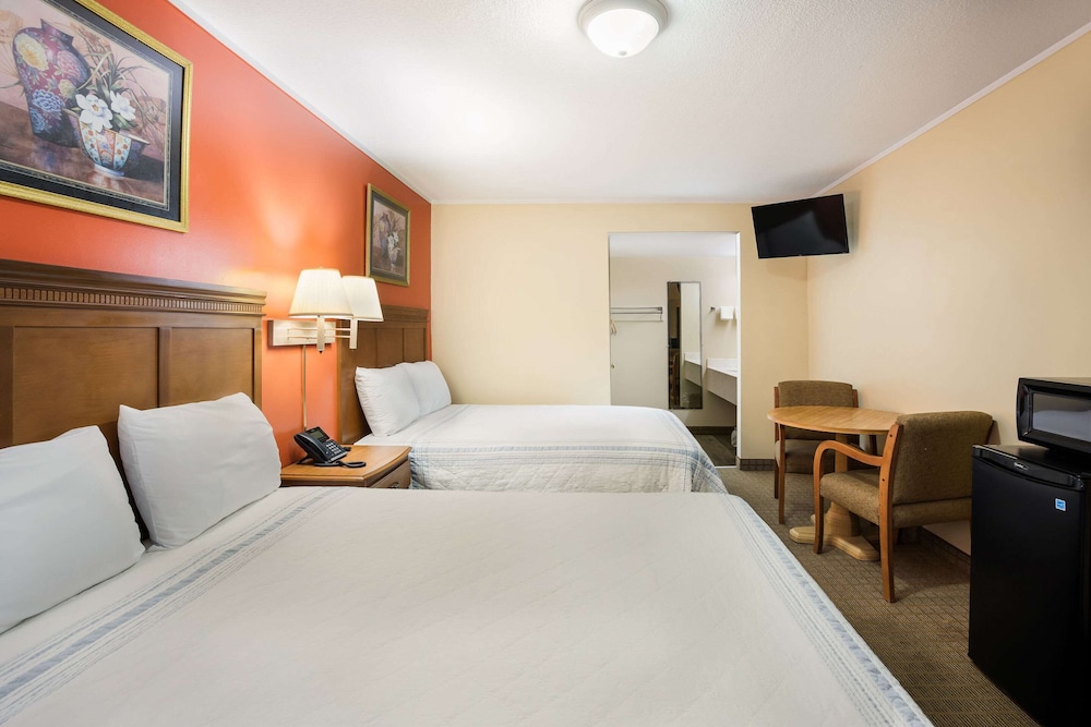 Rodeway Inn Cecil GA 10/36