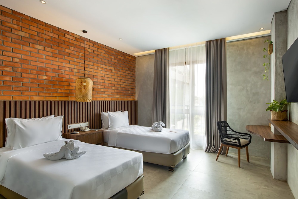 MINT, DELUXE, TWIN BEDS
