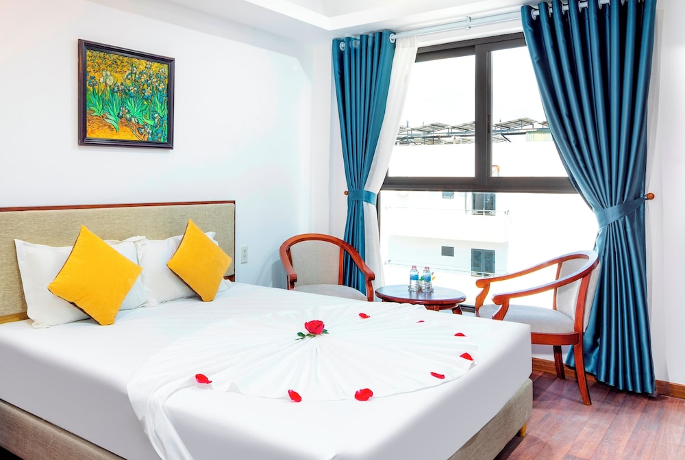 DELUXE, KING BED, CITY VIEW, BATHTUB