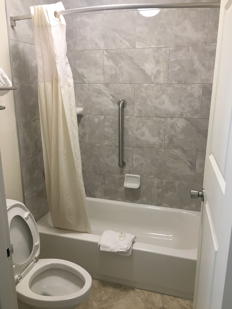 غرفة قياسية بسريرين مزدوجين، Quality Inn Coliseum 7/7