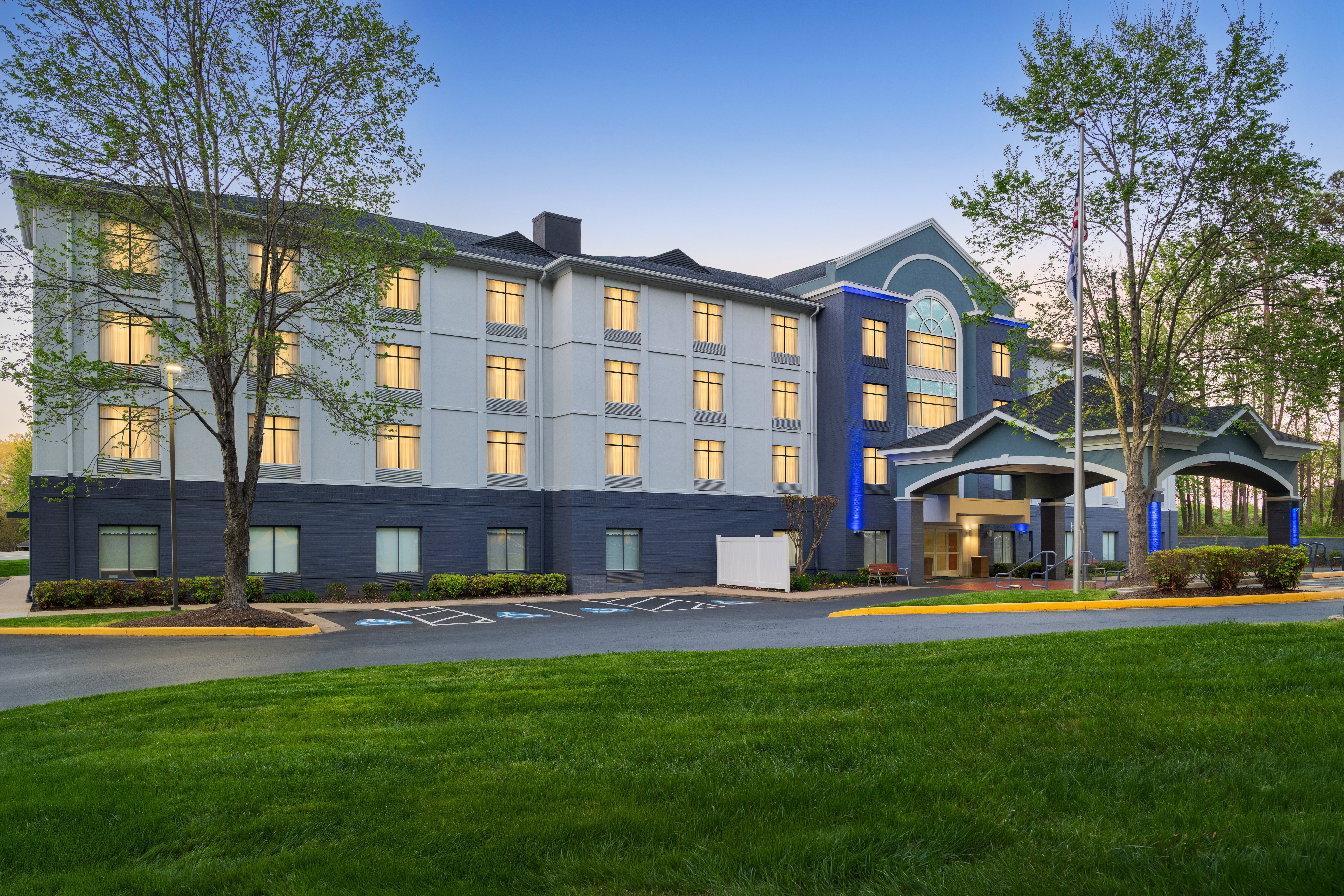 Holiday Inn Express & Suites Richmond Brandermill Hull Street 1/41