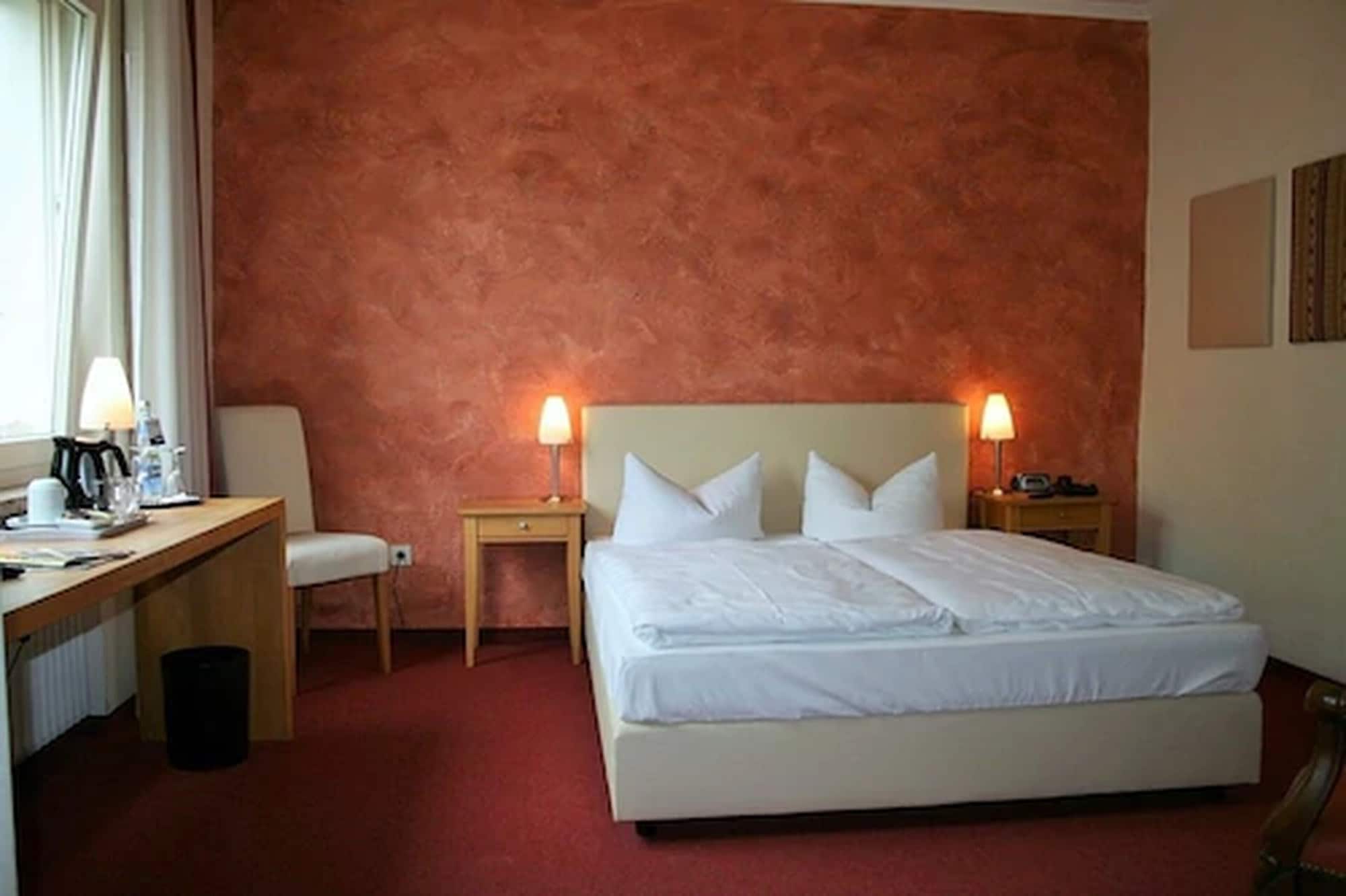 Standard, Queen Bed, City View