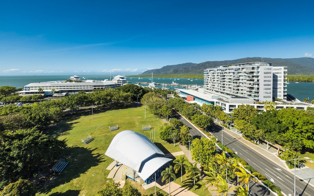 Pacific Hotel Cairns 65/72
